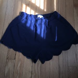 Scallop mid rise shorts