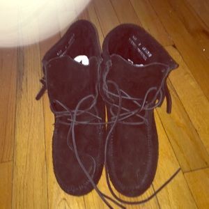 Black sued minnetonkas