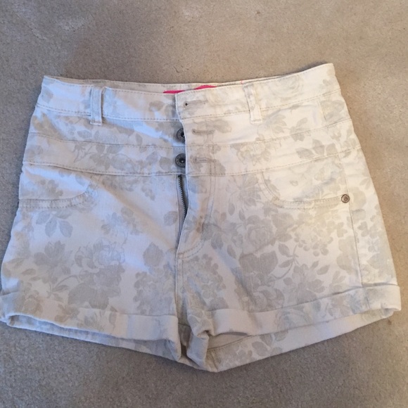 High wasted jean shorts with grey flower pattern - Picture 1 of 3