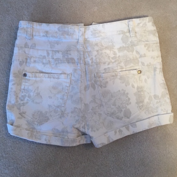 High wasted jean shorts with grey flower pattern - Picture 2 of 3