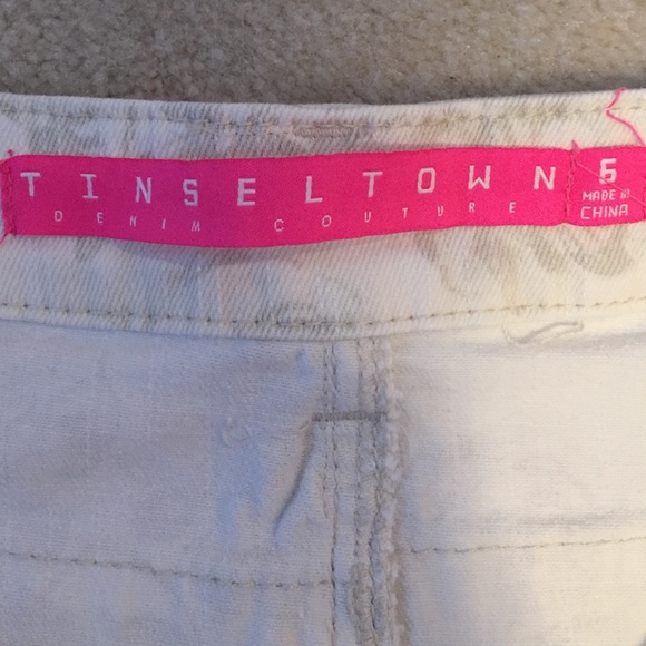 High wasted jean shorts with grey flower pattern - Picture 3 of 3