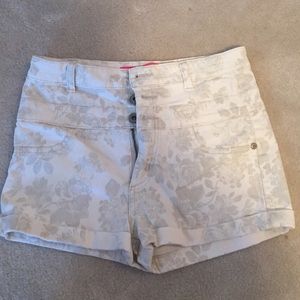 High wasted jean shorts with grey flower pattern