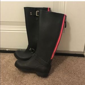 Pre-owned rainboots. Wore a few times:)