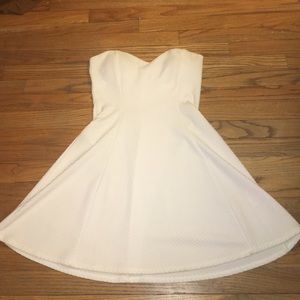 Manito white strapless dress. Sweetheart neckline