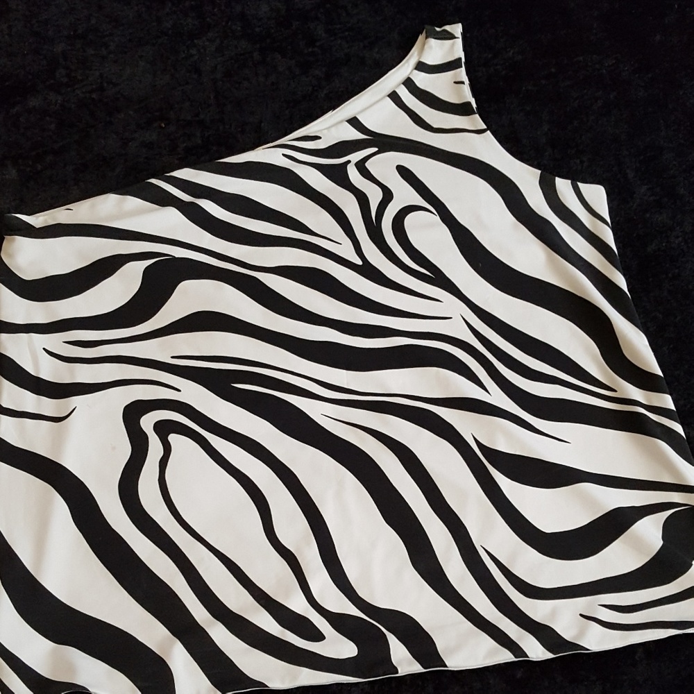 BLACK/WHITE ANIMAL PRINT SEXY SINGLE SHOULDER TOP