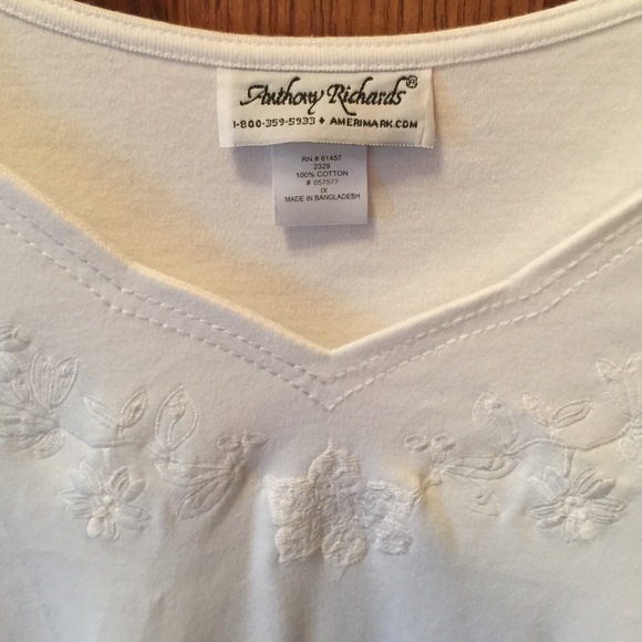 White top - Picture 2 of 4