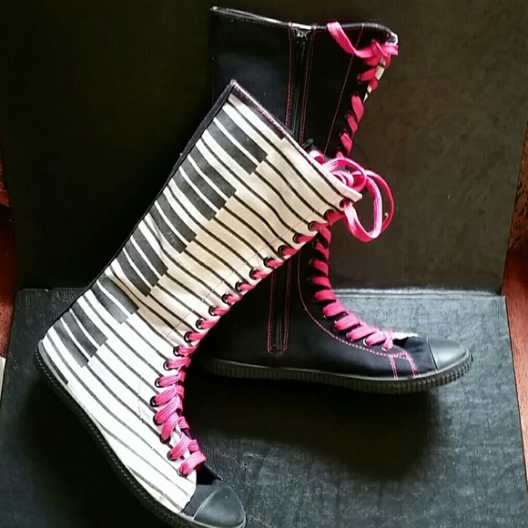 Sneaker Boots Sz. 7 Keyboard Print - Picture 1 of 4