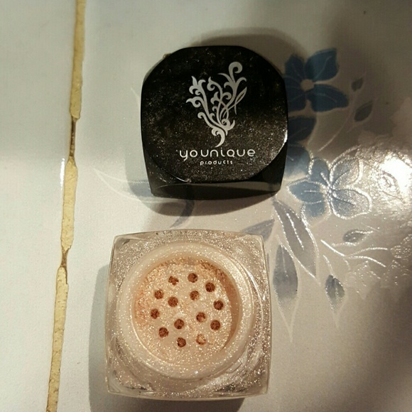 Younique loose pigment in SEXY