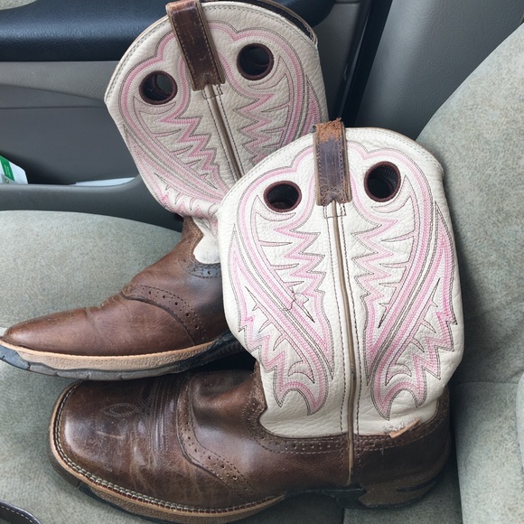 I am selling a pair of cowgirl boots
