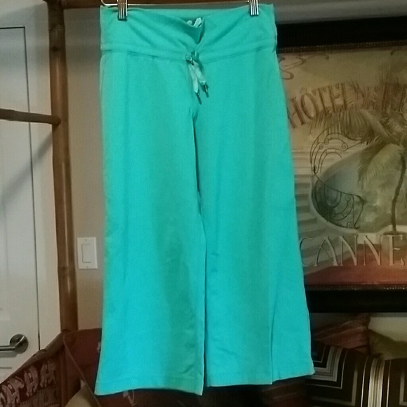 Turquoise Lululemon Athletica yoga pants