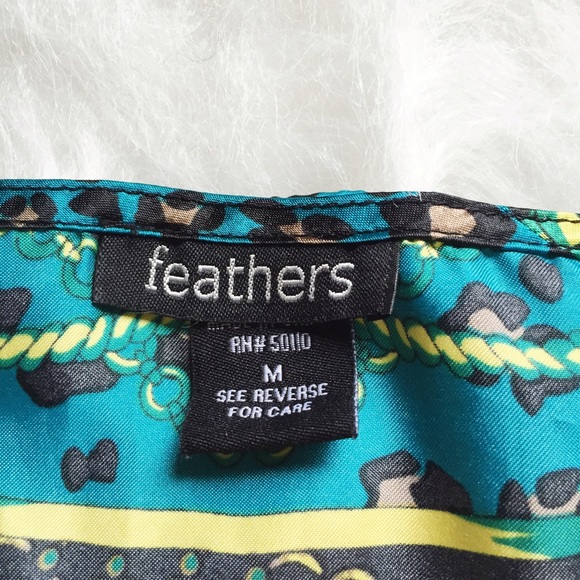 ❌SOLD❌ Feathers Silky Top - Picture 2 of 2