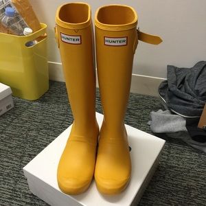 BASICALLY BRAND NEW YELLOW HUNTER RAIN BOOTS