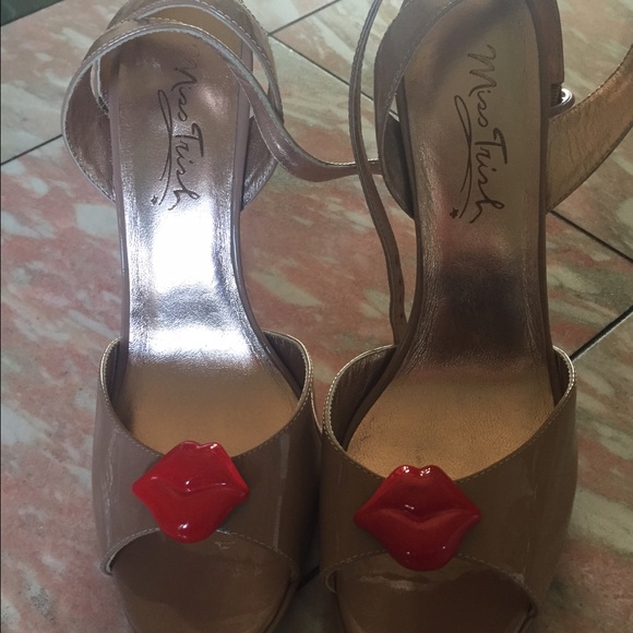 Nude patent strap heels with a kiss - Picture 1 of 4