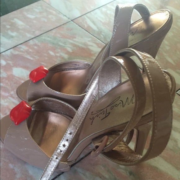 Nude patent strap heels with a kiss - Picture 2 of 4