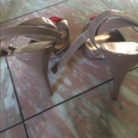 Nude patent strap heels with a kiss - Picture 3 of 4