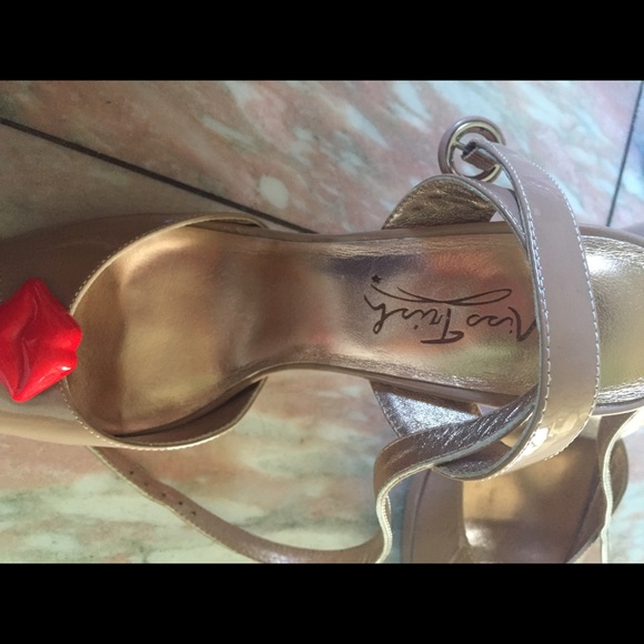 Nude patent strap heels with a kiss - Picture 4 of 4