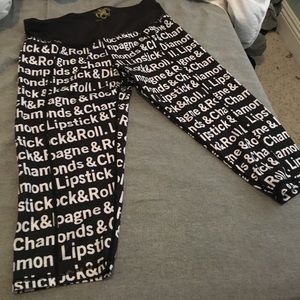 Betsey Johnson printed cropped leggings!