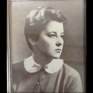 Meet your Posher, Edith