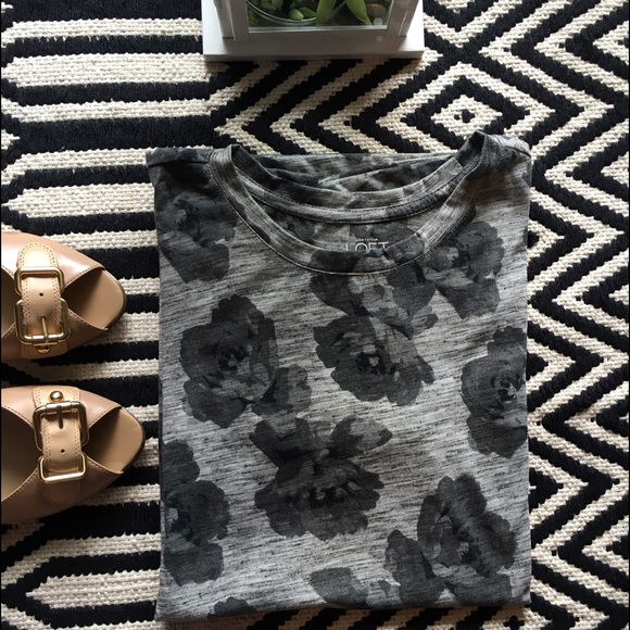 LOFT Tops - Ann Taylor Loft flower print tshirt