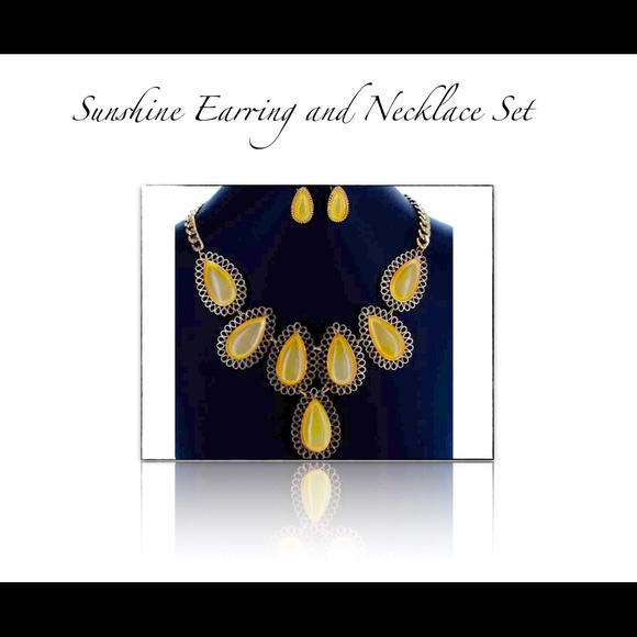 New ☀️☀️☀️Sunshine Necklace and Earring Set☀️☀️🛍