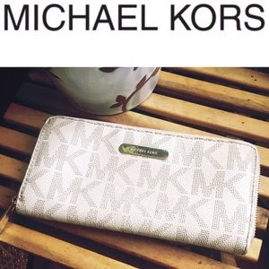 ✨SALE✨💯MKors White Jet Set Logo Wallet