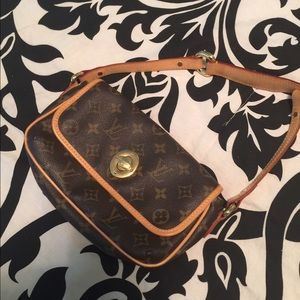 Authentic Louis Vuitton Purse!