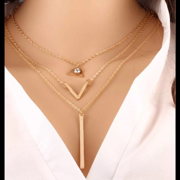 Jewelry - Beautiful gold tone layered chain pendant necklace