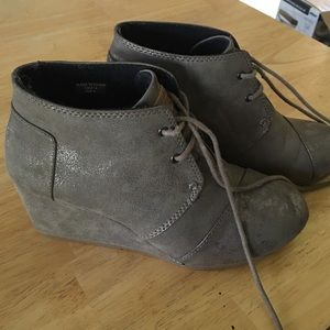 Toms metallic sueded desert wedges