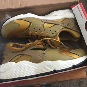 Nike bronzine huaraches