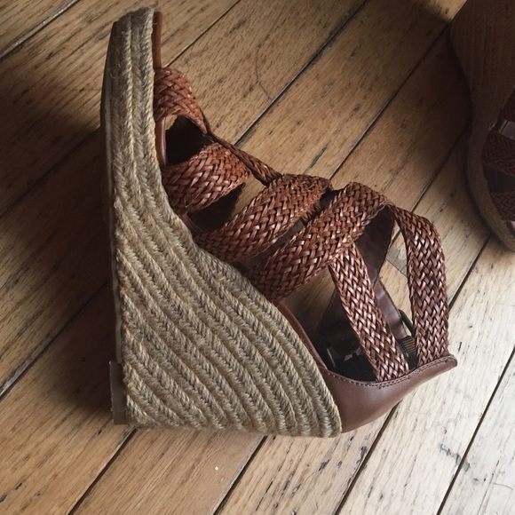 Brown wedges. Perfect for the spring! 💐👡 - Picture 2 of 4