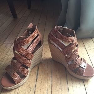 Brown wedges. Perfect for the spring! 💐👡