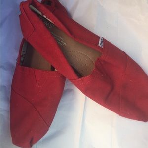 Red toms size w9