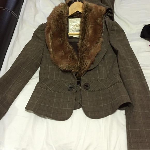Guess 2 piece set. Removable faux fur collar