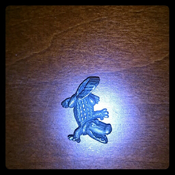 Sterling silver hanging alligator pendent