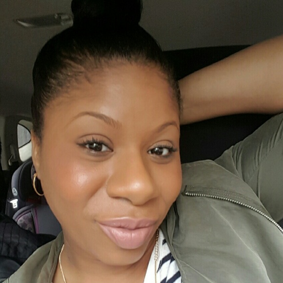 Meet your Posher, Daisha - Picture 2 of 2