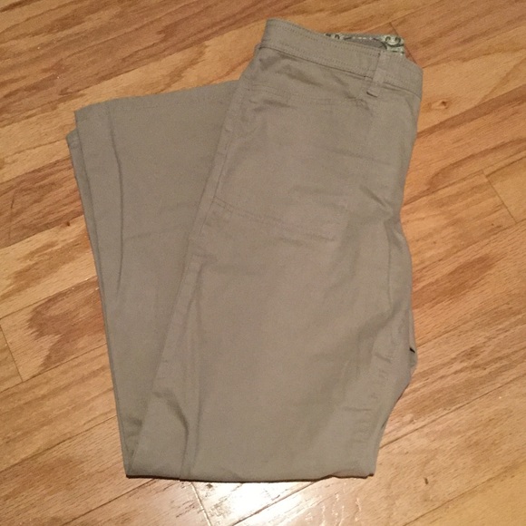 Gloria Vanderbilt khaki pants. NWOT