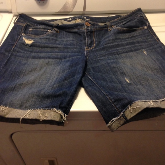 Distressed Bermuda shorts