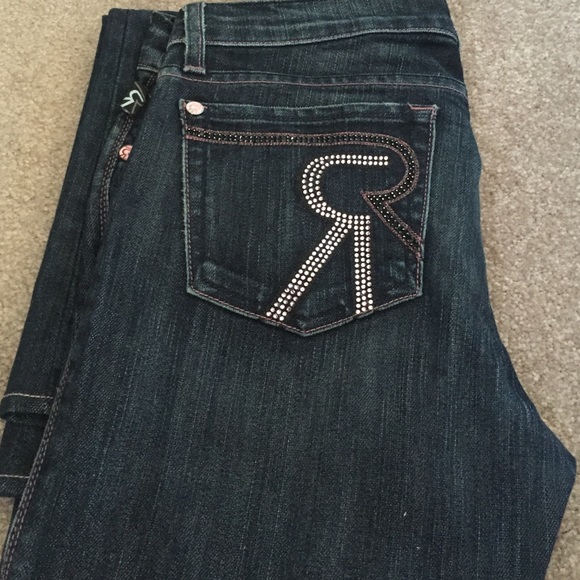 It has pink & black diamonds on the back pockets