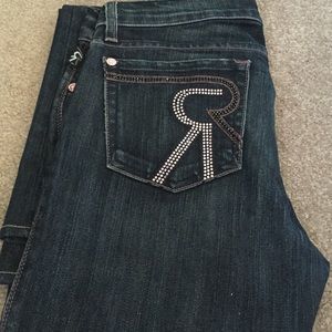 It has pink & black diamonds on the back pockets