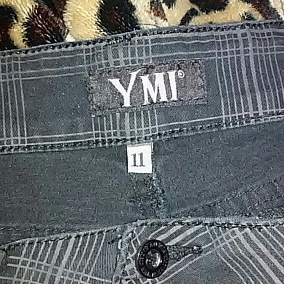 Black and grey plaid shorts - Picture 2 of 4