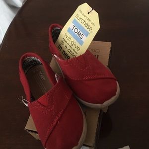 Toddler Size 6 Red Classic Toms