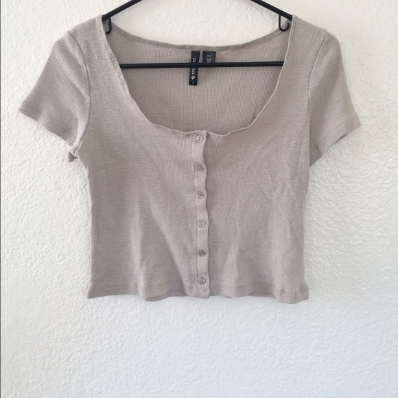 Ribbed button up crop top.