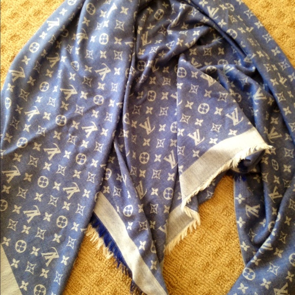 LOUIS VUITTON reversible large square scarf