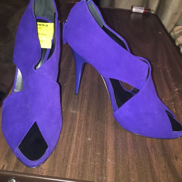 suede Barney coop heals