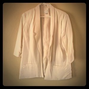 Lightweight blazer. 3/4 length sleeves.