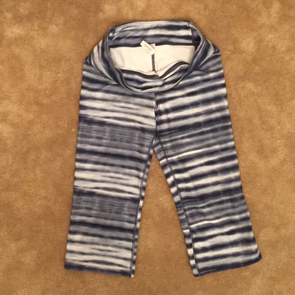 NWOT Under Armor Workout Capris - Picture 2 of 4