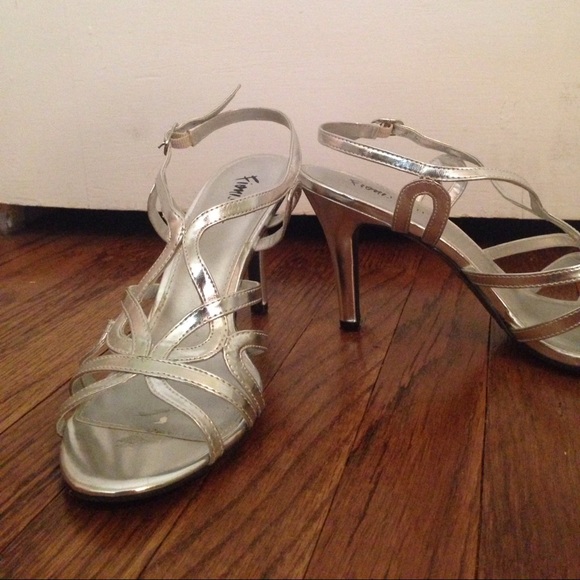 Silver Heels - Picture 2 of 4