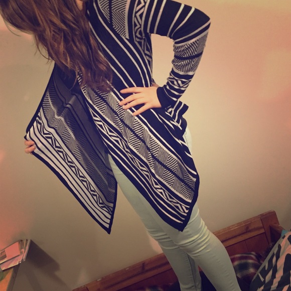 Black and white design cardigan!