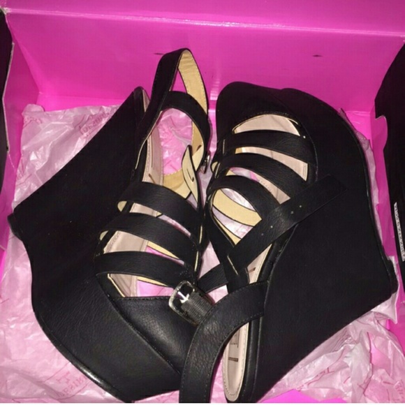 Sexy black wedges!