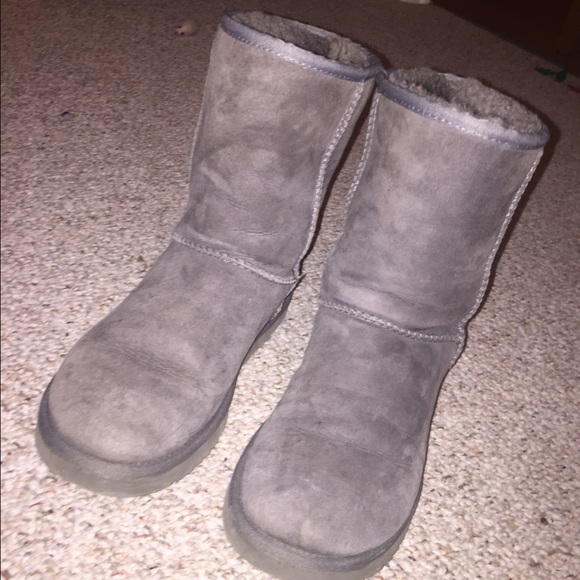 Grey classic Uggs